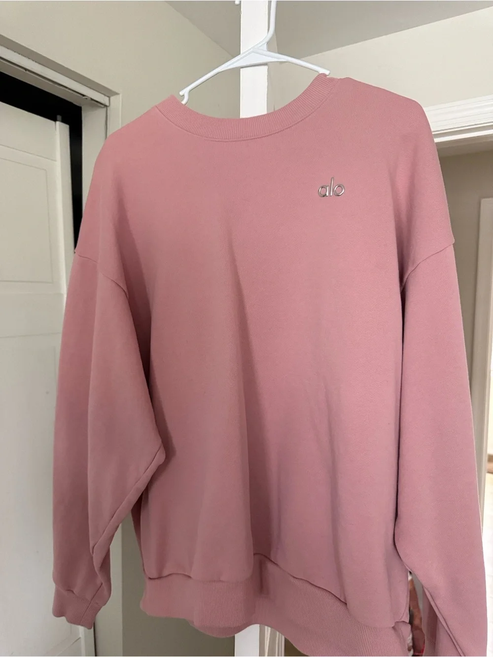 ALO Yoga vintage pink accolade crew
